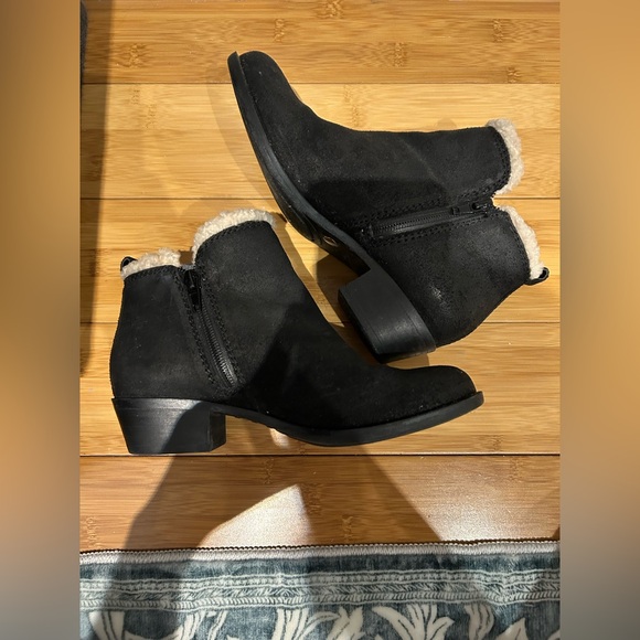 Lucky Brand Women’s Basel Sherpa Lined Black Suede Booties Size 5 - Picture 4 of 8